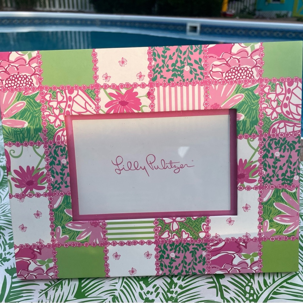 Lilly Pulitzer picture frame holds 4x6 photo pre-owned in good condition